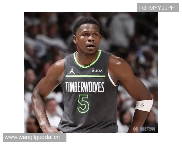 爱德华兹上半场表现平平15投6中三分仅1中收获17分1板2助