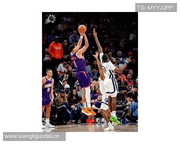 布克下半场狂砍29分却遗憾绝杀三分失手全场32分上半场表现惨淡仅得9中1