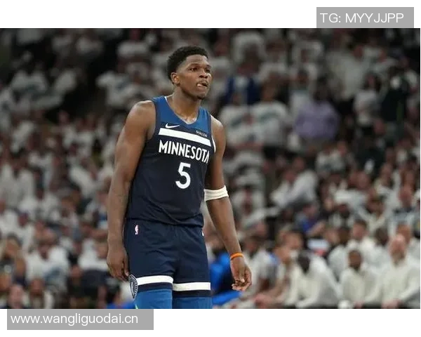 爱德华兹上半场表现平平15投6中三分仅1中收获17分1板2助