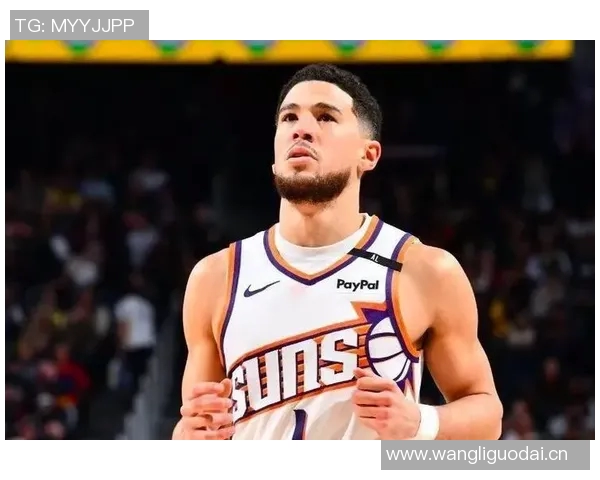 布克首节表现出色三分球未中依然轻松拿下12分2板2助 布克首节表现出色三分球未中依然轻松拿下12分2板2助