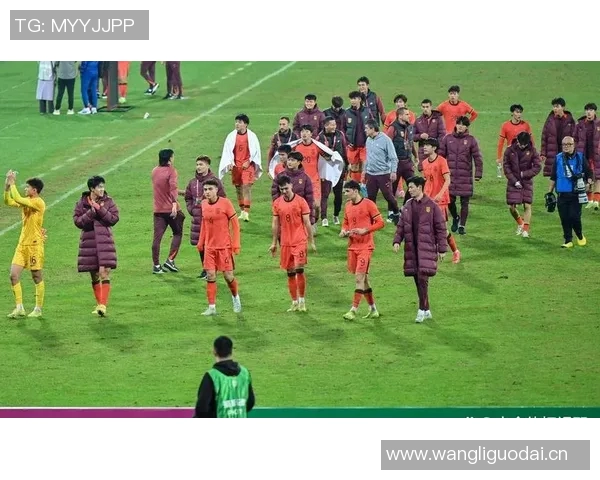 媒体人分享U22国足谢场视频见证胜利球队在雄起声中感动离场