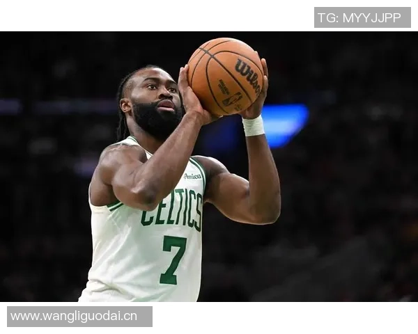 杰伦布朗全能表现15投6中斩获25分8篮板7助攻罚球命中率高达92